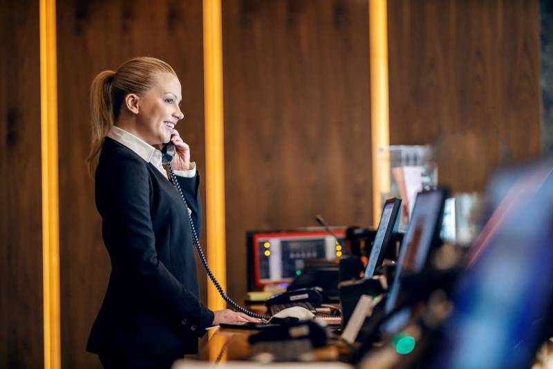 Standard téléphonique en IPBX local : quels avantages et inconvénients pour un hôtel ?